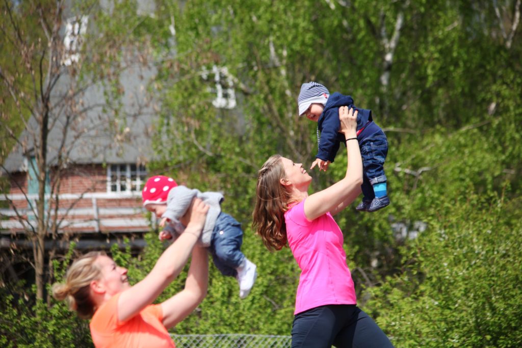 Sport mit Baby im Park am Gleisdreieck