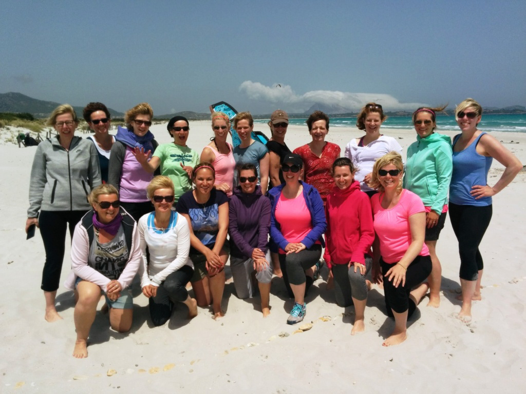 Bikini Bootcamp Sardinien Gruppe am Strand