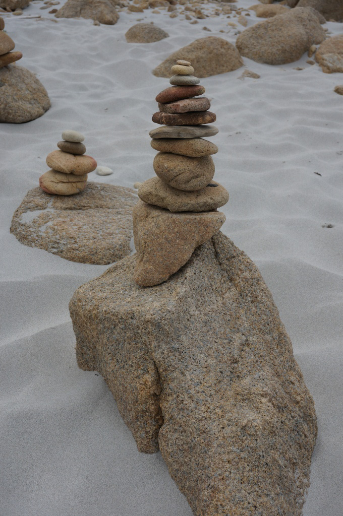 gestapelte Steine am Strand