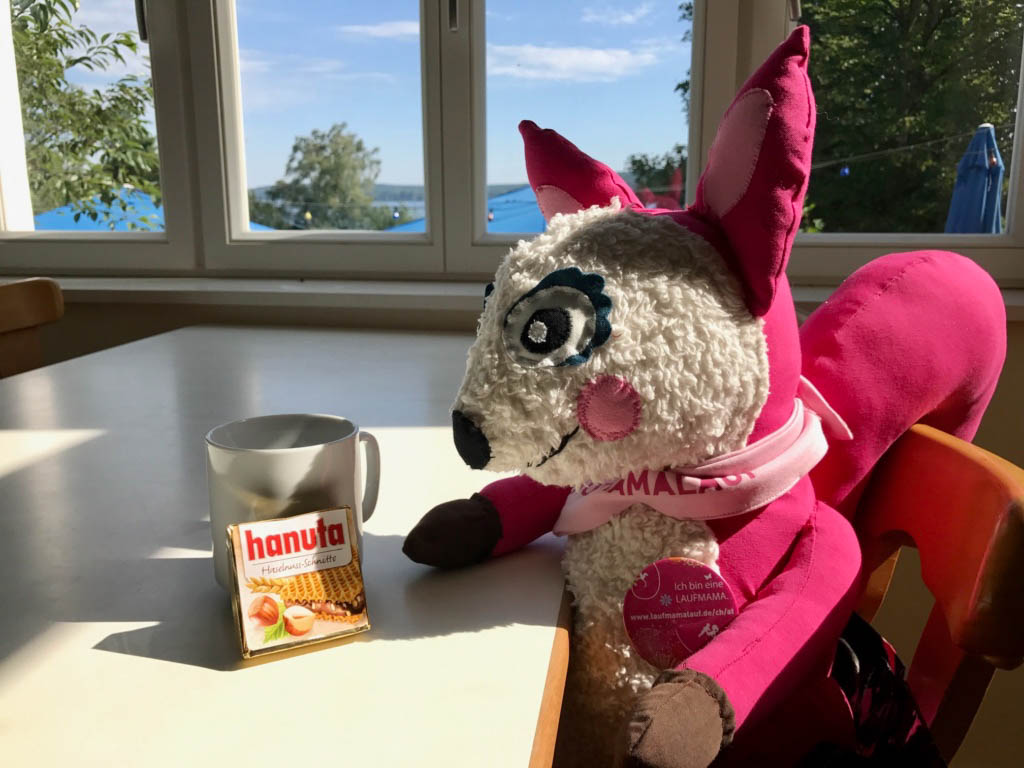 Polly Pink beim Kaffee trinken