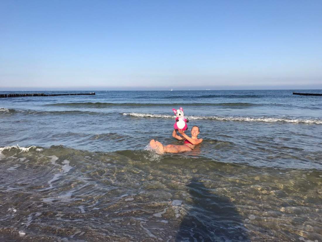 Polly Pink beim Bad in der Ostsee nach dem LAUFMAMALAUF Training