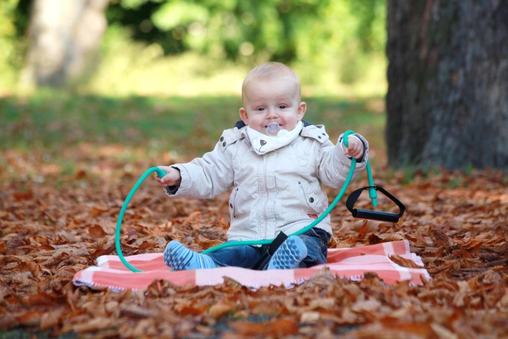 LAUFMAMALAUF Motivationsbild Baby mit tube im Herbst