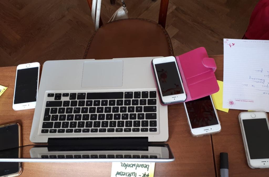 Ein Laptop und vier Smartphones