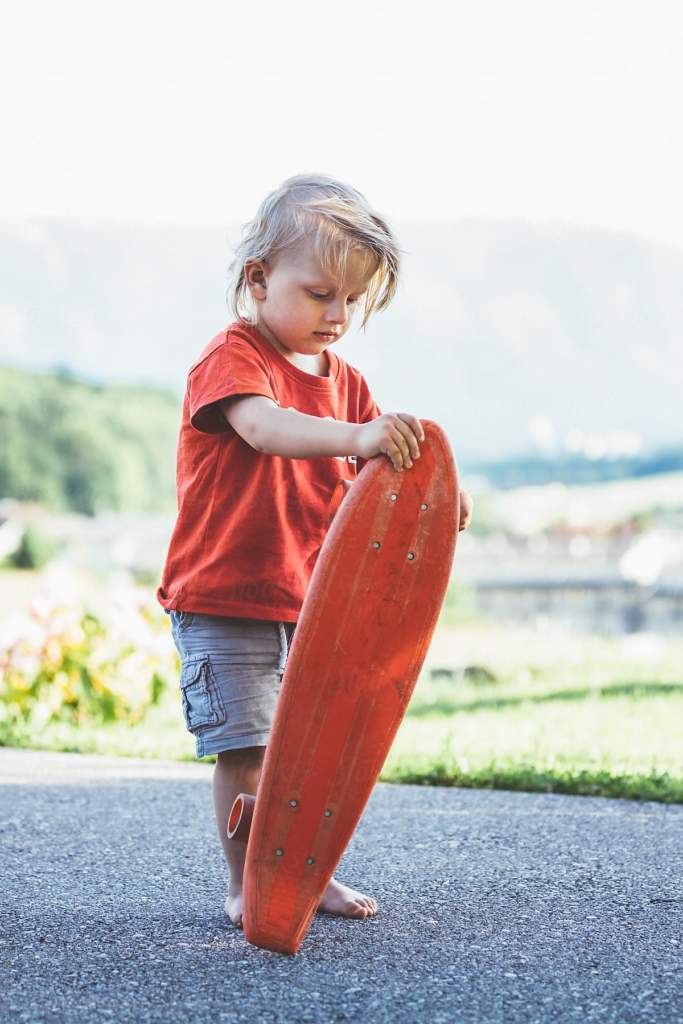Kind mit Skateboard